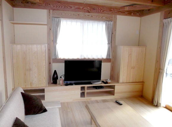 自然素材の木の家のリビング収納は作り付けで　埼玉県ふじみ野市