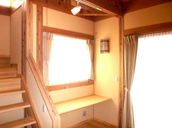 パソコンカウンターは赤松材で造作武蔵野市吉祥寺南　A様邸事例写真