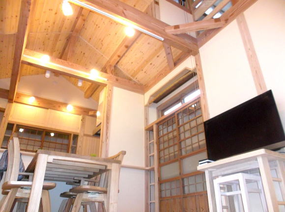天井は傾斜天井で大空間スペースで開放的に。武蔵野市事例写真