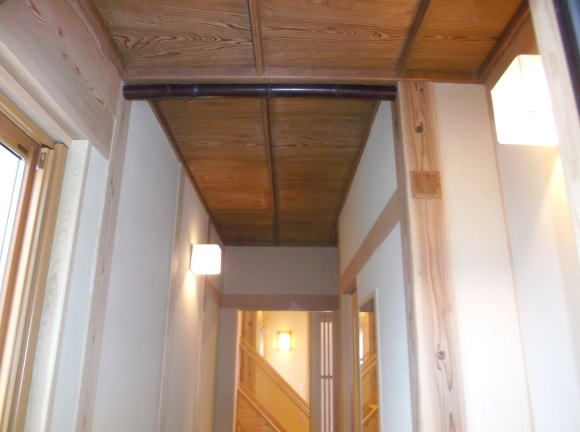 玄関ホールの天井は建て替える前に使っていた和室の無垢の天井板（無垢材）を再利用。煤竹も取って置いてたものを使ってアクセントに　大工の技術が無いと出来ない古材の再入用。無垢の家を作る大工の技術の証