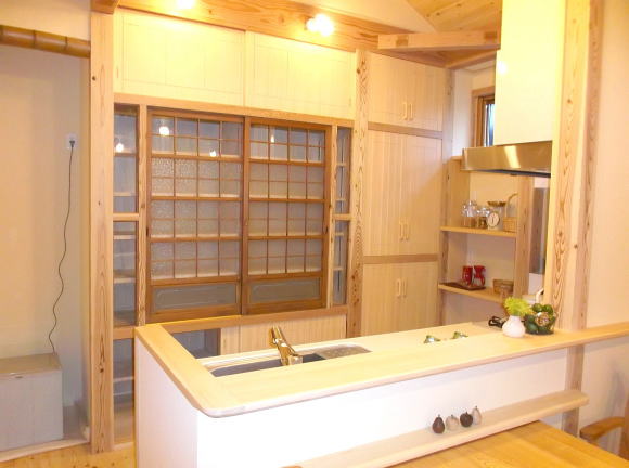 対面キッチン。食器棚は造り付けで古材の建具を利用　武蔵野市事例写真
