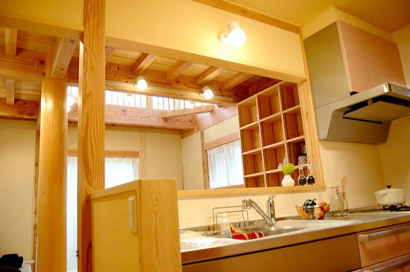 自然素材の無垢の家　キッチンは対面式で明るいキッチンに　東京都清瀬市事例