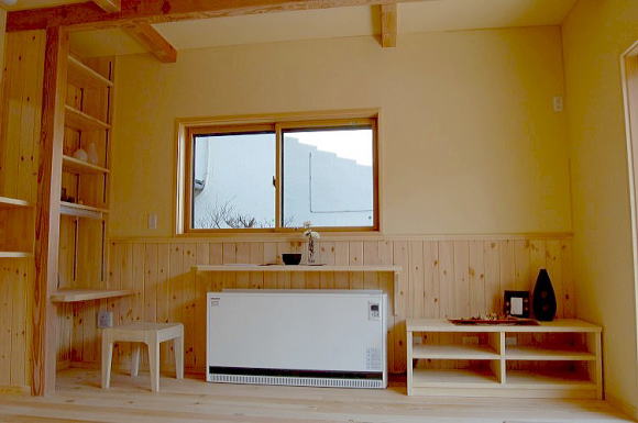 狭山市で建てた自然素材の家。ダイニングのカウンター収納
