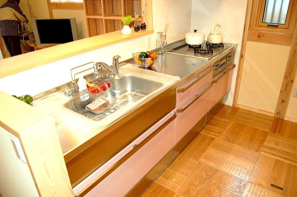 キッチンの床はタモの床材。オリジナルの床材なので他にはない無垢の床材