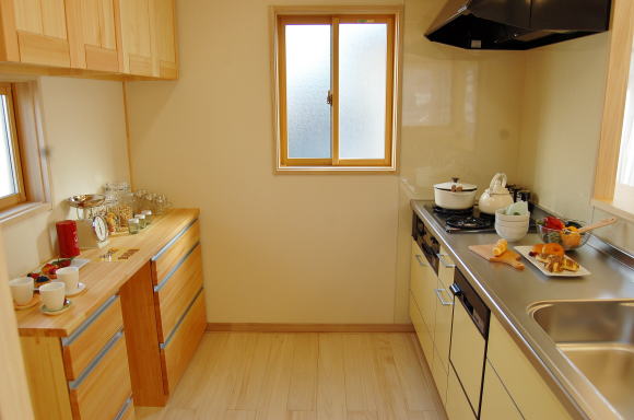 自然素材の家。２階キッチンで明るい家に　所沢市事例写真