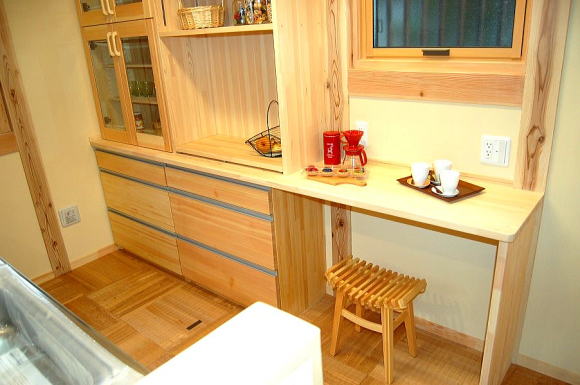 キッチンの食器棚はオリジナルの天然木の食器棚