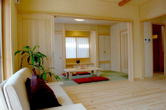狭山市で建てた自然素材の家。リビングダイニングにつながった和室スペース