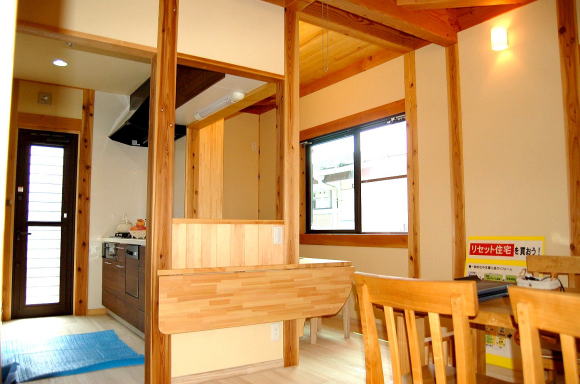 対面キッチン。折りたたみのできるカウンター埼玉県所沢市　　F様邸事例写真