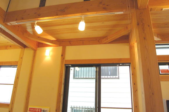 自然素材の家　リビングの壁は自然素材の珪藻土壁紙埼玉県所沢市　　F様邸事例写真