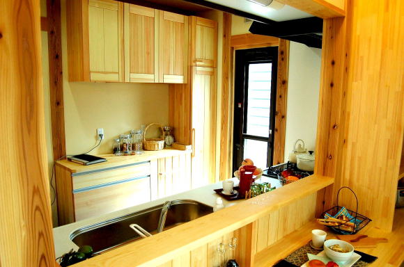 無垢の家の食器棚は赤松のオリジナルで、カウンターも赤松材で統一