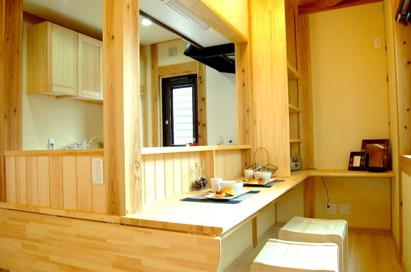 無垢の家のダイニングのカウンターテーブルと収納棚。埼玉県所沢市　　F様邸事例写真