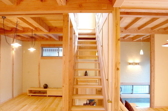 リビング階段はスケルトン間仕切りなしの玄関でオープンスタイルな無垢の家
