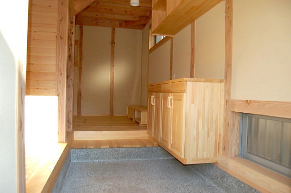 広い玄関土間スペースは玉砂利の洗い出し　無垢の家の玄関スペース　埼玉県所沢市
