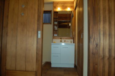 大工さん手作りの造作キッチンは赤松材で