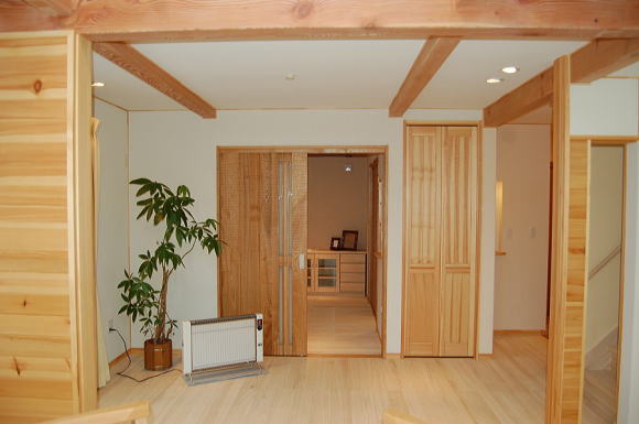 自然素材の木造３階建て２世帯住宅の子世帯２階リビング。