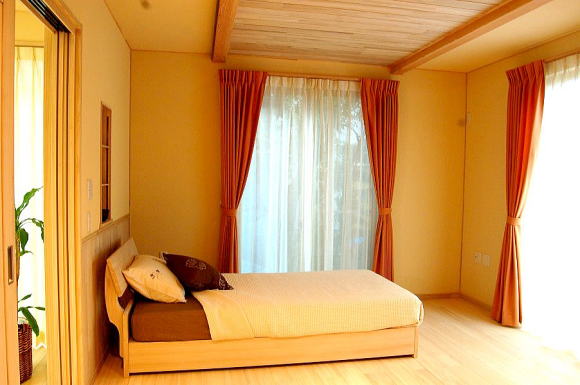 無垢の家の寝室　オリジナルの桐のベッド