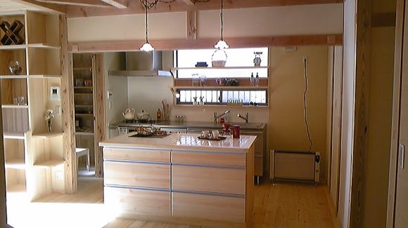 無垢の家のオープンキッチン、造作した作業台のある家　埼玉県所沢市