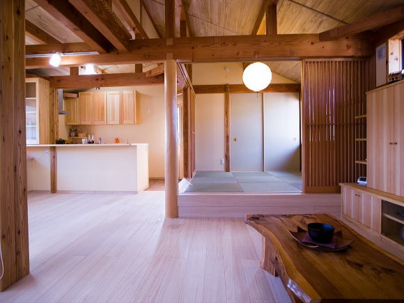 ２階リビングにある小上がりの和室スペースを作り丸太の柱でアクセント。畳は琉球風の半帖畳