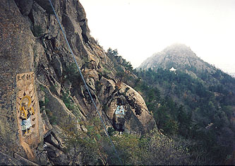 韓国 木浦・儒達山の山肌にある像