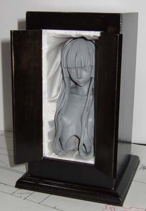 アニメ版むぉ~りょぉ~ぅのぉ~はこぉで、切断された腕や足が丁寧に箱詰めにされていました。それを真似てサテン生地の薄い布で 加菜子を装飾してみました。