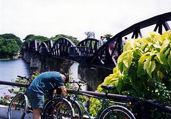クワイ河鉄橋と貸し自転車