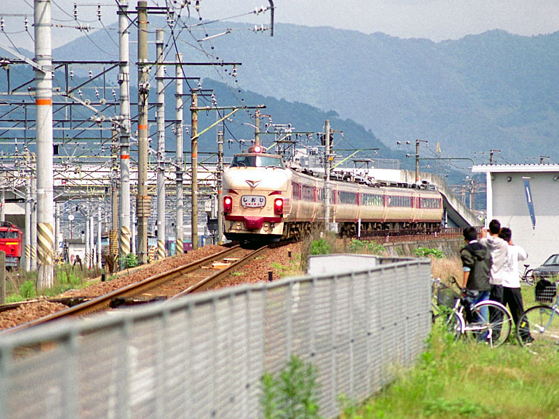 485系特急しおじ はとリバイバル運転 4系で運転 山陽新幹線岡山開業30周年記念 02年5月18日 65 0mm F4 Olympus Om 4tib Menu 次の画面へ