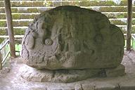 彫刻で埋め尽くされた巨大な岩