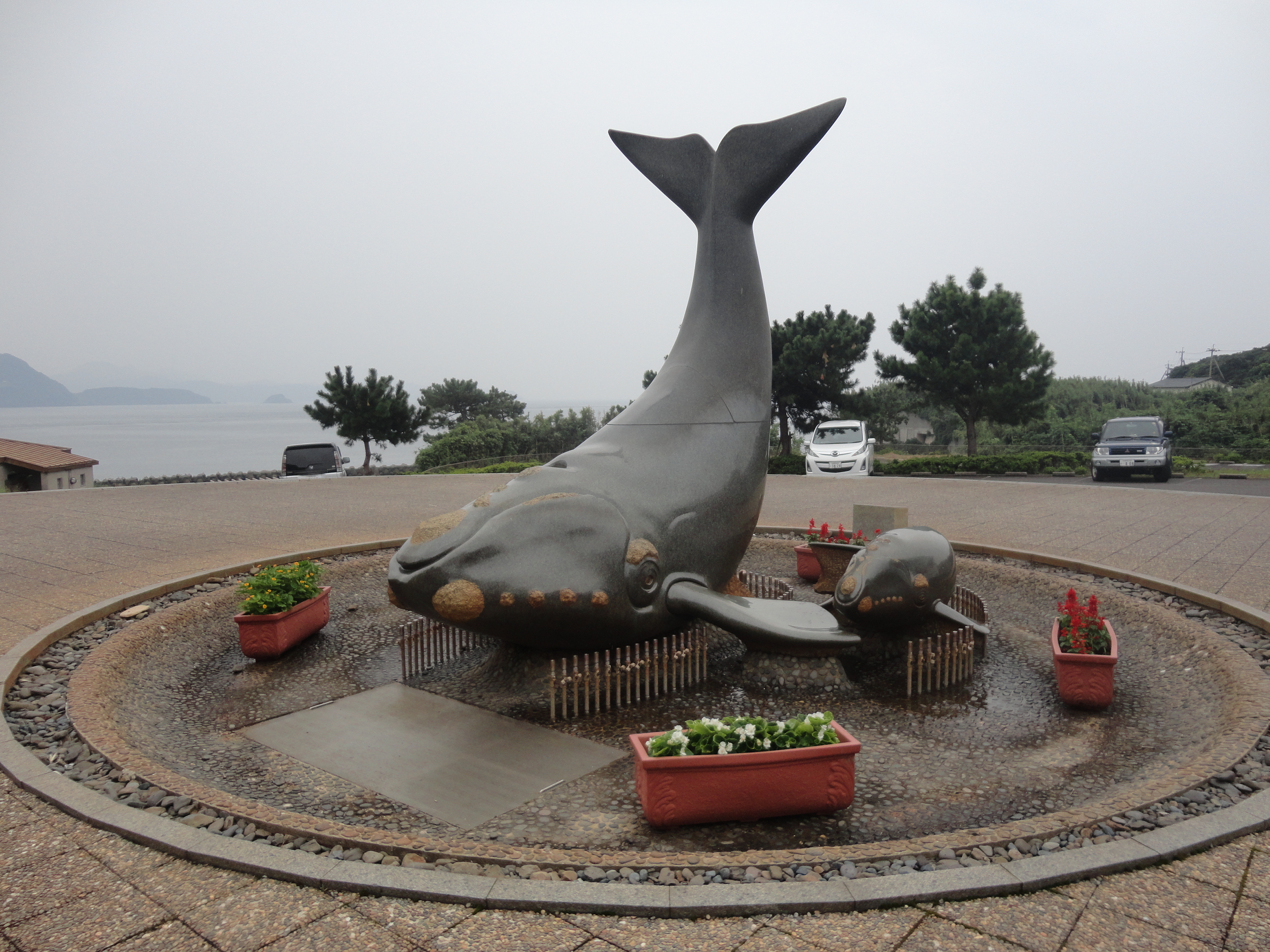 生月島館の前の鯨モニュメント